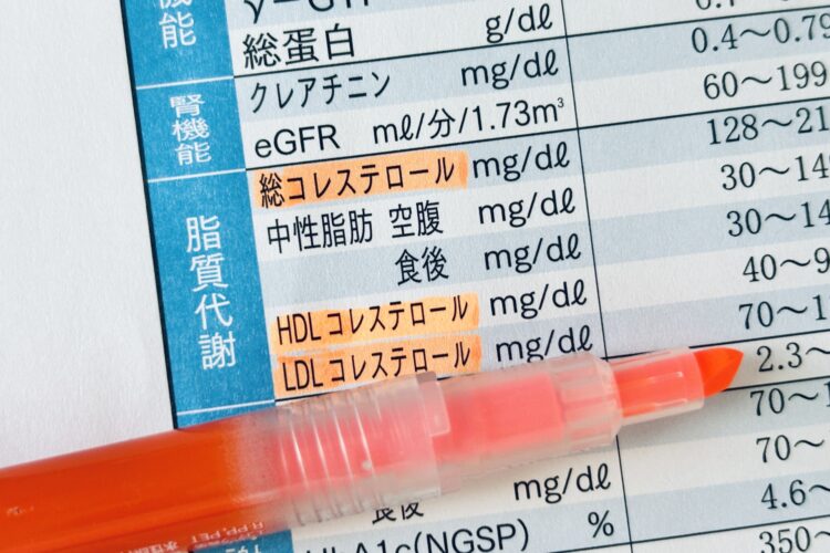 トマトジュースで悪玉コレステロールを減らす方法とその効果